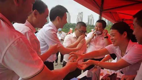 文化和自然遗产日|益阳市民近距离感受湘益茯茶国家非遗茯砖茶制作技艺